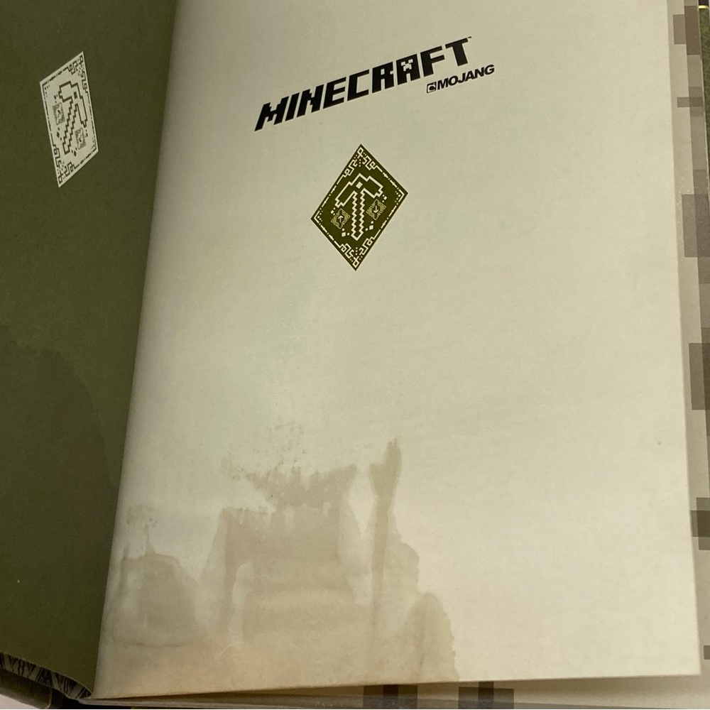 MINECRAFT Essential Handbook - Picture 7 of 8
